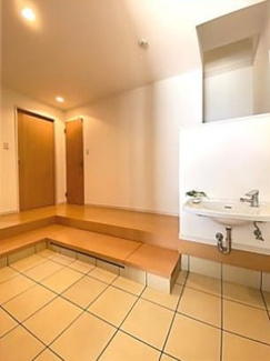 【その他】 | 大阪市此花区西九条１丁目　中古戸建 | 圧巻の広さを誇る玄関♪　手洗い箇所や大型シューズインルーム、床下収納など魅力がいっぱい♪