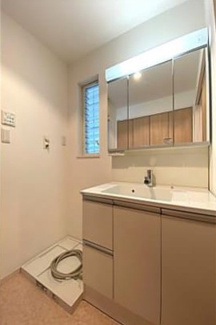  | 大阪市此花区西九条１丁目　中古戸建 | 清潔感のある洗面化粧台♪　大型収納スペースがありますので洗面室をスッキリ広々お使いいただけます♪