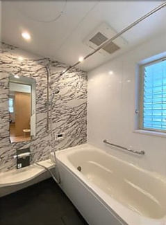  | 大阪市此花区西九条１丁目　中古戸建 | 浴室乾燥機付きのバス。広々ゆったり入れるスペースでバスタイムが楽しくなりそう♪