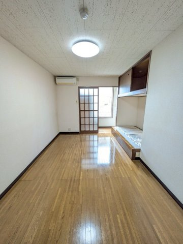 柏崎市穂波町のアパートの居間・リビング|同間取り別の部屋の写真です。