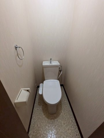 柏崎市穂波町のアパートのトイレ|同間取り別の部屋の写真です。