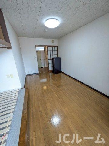 柏崎市穂波町のアパートの居間・リビング