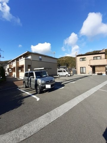 メゾンフルールＥの駐車場