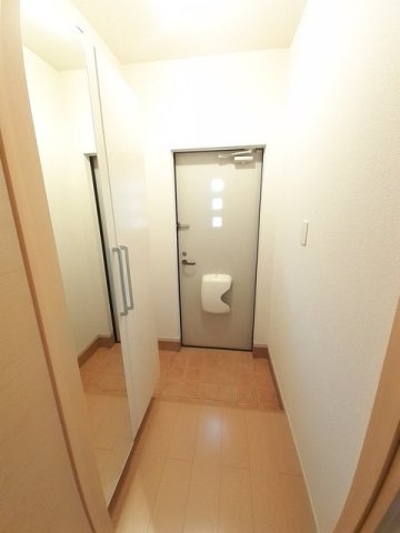 メゾンフルールＥの玄関