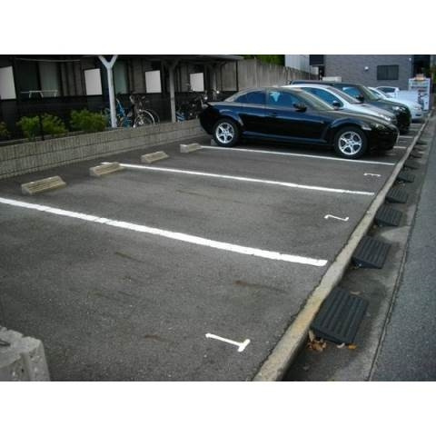 プレジール キニーネの駐車場