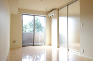 【居間・リビング】 | Plaine | ※写真は、反転タイプの他の部屋のものを使用しております。