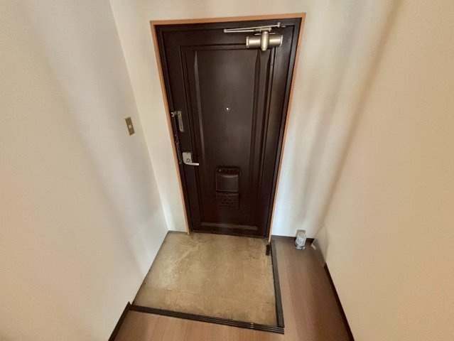 マンション鳩岡の玄関