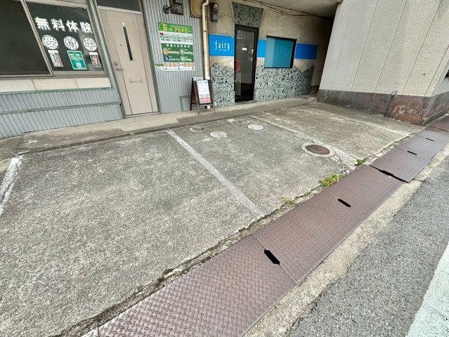 マンション鳩岡の駐車場