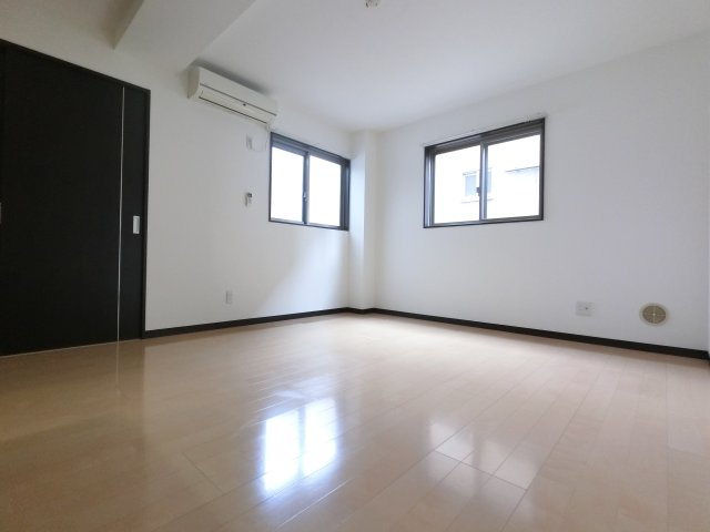 Riria本千葉弐番館の居間・リビング