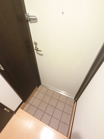 Riria本千葉弐番館の玄関