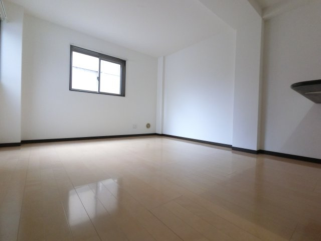 Riria本千葉弐番館の居間・リビング