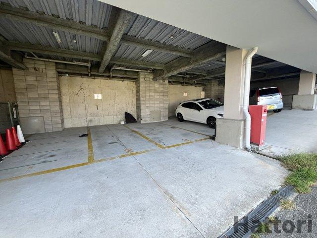 Gran Pino 春日(プランツ緑地)の駐車場