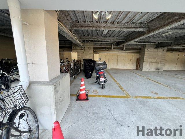 Gran Pino 春日(プランツ緑地)の駐車場