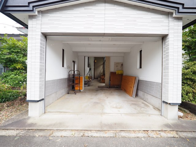 【駐車場】 | 【中古戸建住宅】美郷町六郷字馬場 六郷小学校550ｍ5LDK電動シャッタービルトイン車庫あり