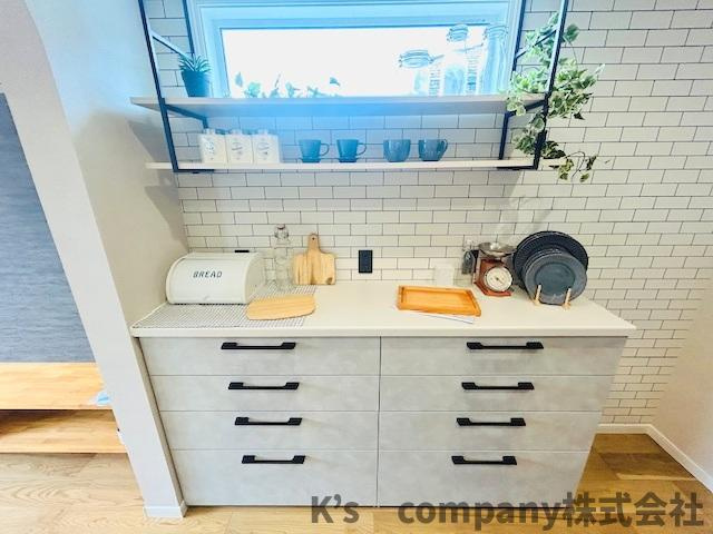 茅ヶ崎市本村1丁目　新築戸建のキッチン|後方には収納スペース付き☆