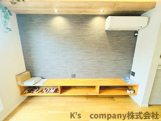 茅ヶ崎市本村1丁目　新築戸建の内装|アクセントクロスでおしゃれな印象のリビングスペース◇エアコン付きです♪