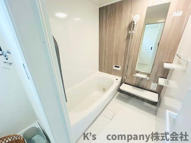 茅ヶ崎市本村1丁目　新築戸建の浴室|アクセントパネルで暖かみを感じられる癒しの空間になっています◇