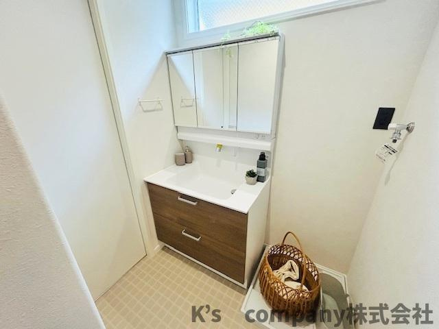 茅ヶ崎市本村1丁目　新築戸建の独立洗面台|三面鏡の内側には小物収納が充実しています◇