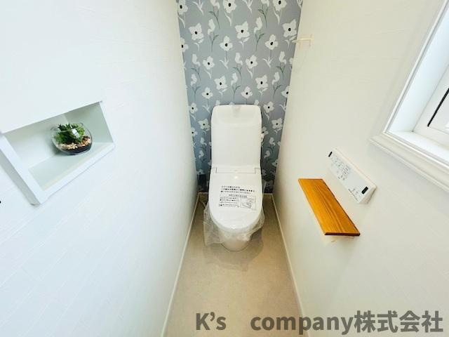 茅ヶ崎市本村1丁目　新築戸建のトイレ|可愛らしいアクセントクロスの清潔感のあるトイレ◇