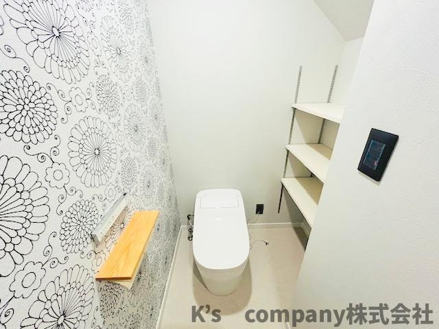 茅ヶ崎市本村1丁目　新築戸建のトイレ|ペーパー類やインテリア小物などの置くことのできるスペース付き☆