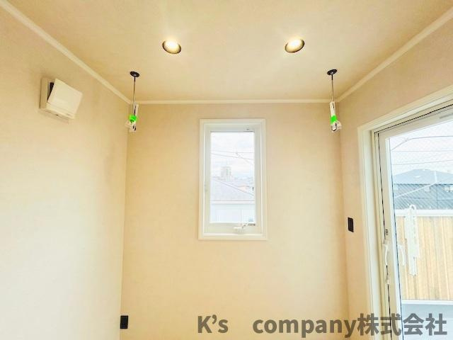 茅ヶ崎市本村1丁目　新築戸建のその他|バルコニーの出入りができる洋室の天井にはホスクリーン付き♪