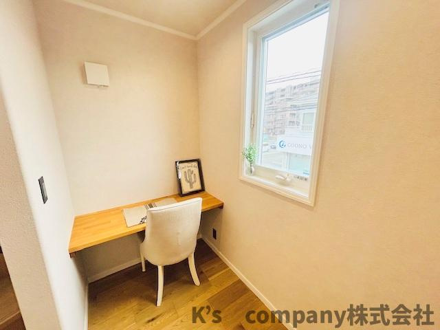 茅ヶ崎市本村1丁目　新築戸建の内装|フリーデスク付き☆書斎やお子様のお勉強スペースなどにいかがでしょうか♪