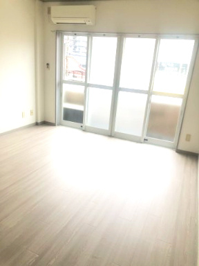 マルショウ15ビルの洋室|こちらが9.2帖の洋室！正方形に近い形で日当たりも良く、広々としています！！