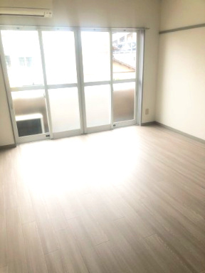 マルショウ15ビルの洋室