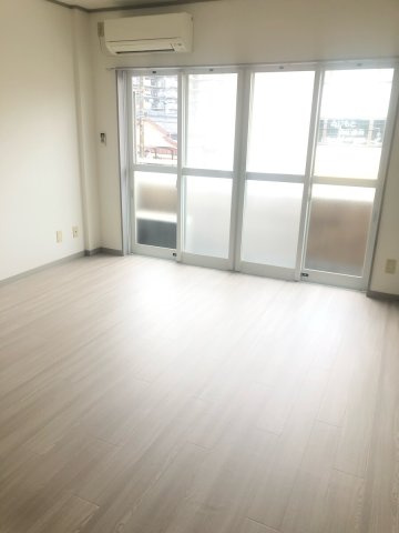 マルショウ15ビルの居間・リビング