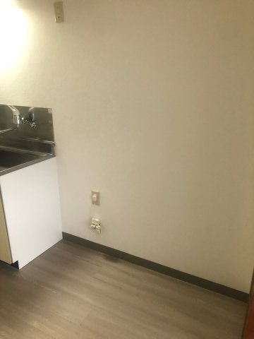 マルショウ15ビルの居間・リビング|冷蔵庫を置くスペースにも困りませんね！ヾ(*´∀｀*)ﾉ