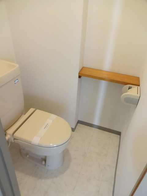 マルショウ15ビルのトイレ|トイレも広く、暖房便座がついております♪