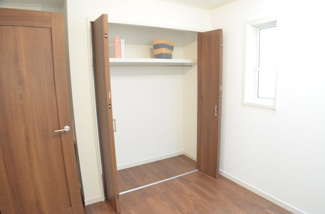 【収納】 | さいたま市浦和区駒場１丁目（全５棟） | 【3号棟】奥行のある収納力抜群のクローゼット。全ての服が見てわかるので選択がしやすいのが何より便利です。