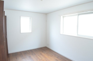 【洋室】 | さいたま市浦和区駒場１丁目（全５棟） | 【3号棟】心地よい陽が差し込む主寝室です。茶系のフロアが落ち着きと安心感を与えてくれます。