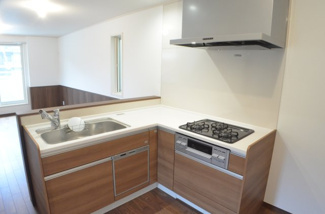 【キッチン】 | さいたま市浦和区駒場１丁目（全５棟） | 【４号棟】ワークスペースのゆったりしたＬ字キッチン！家事動線に配慮された設計もありがたいですね。