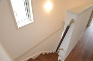 【内装】 | さいたま市浦和区駒場１丁目（全５棟） | 【４号棟】階段スペースは採光も入る明るい雰囲気です。手摺りもついて安心です。