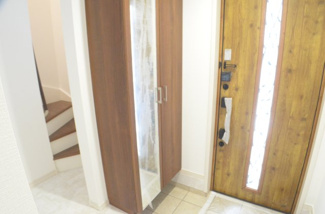 【玄関】 | さいたま市浦和区駒場１丁目（全５棟） | 【4号棟】我が家の顔「玄関」。清潔感ある玄関が大切なお客様やご家族を迎えてくれます。