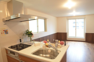 【居間・リビング】 | さいたま市浦和区駒場１丁目（全５棟） | 【3号棟】自然なぬくもりが感じられるシンプルで落ち着いた雰囲気のリビングです。