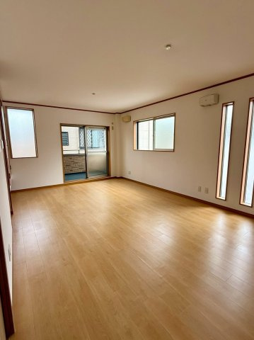 船堂町1丁　戸建の居間・リビング