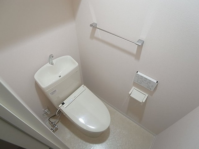 【トイレ】 | エクセレンス藤井 | 温水洗浄付きのトイレ、棚付きです
