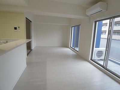 【居間・リビング】 | エクセレンス藤井 | 室内の天井高も有り、開放感の有る広々スペース