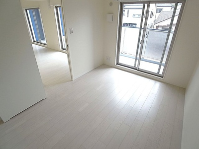 【内装】 | エクセレンス藤井 | ベランダに面した白基調の明るい室内