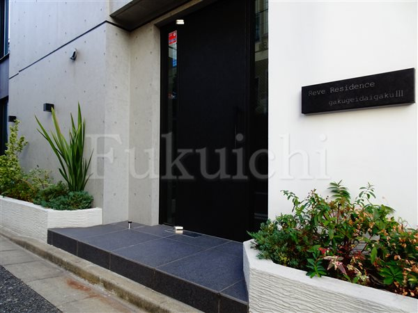 ReveResidence学芸大学Ⅲ（レーヴレジデンス）のエントランス