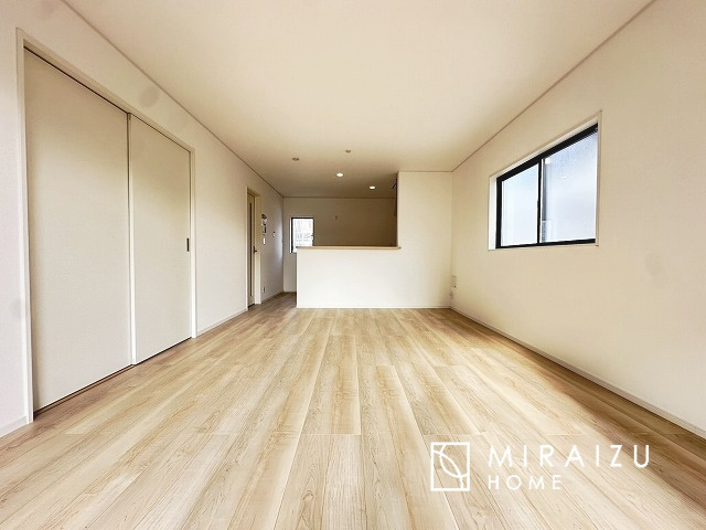 【居間・リビング】 | お子さんが宿題をしたり、ちょっとした作業もできる、家族みんながそれぞれの時間を過ごせるリビングです。