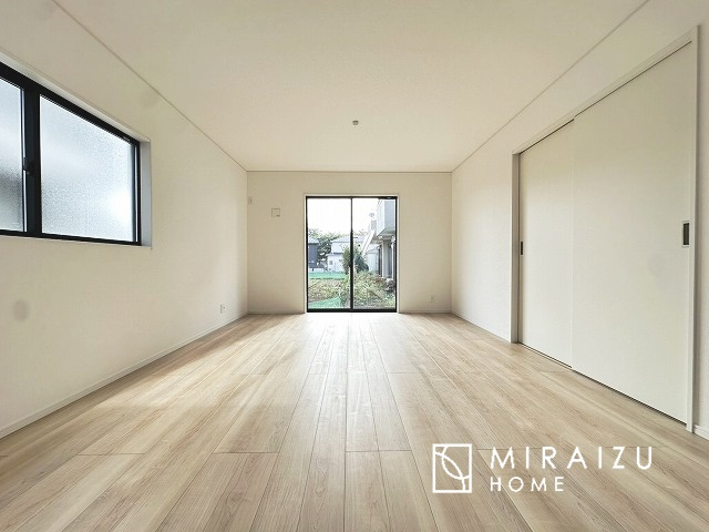 【居間・リビング】 | 食事を取るスペースもリラックスしてくつろげるスペースもお子さんが勉強するスペースも兼ね備えたリビングダイニング。