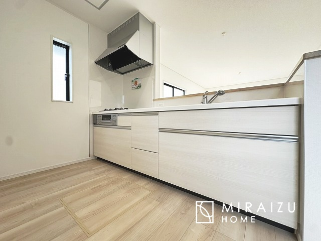 【キッチン】 | キッチンに立つ時間は意外と長いので、家族と会話しやすい対面式に。お手伝いして欲しい時もリビングにいる家族に気軽に声を掛けられます。