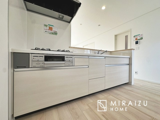 【キッチン】 | 広々としたキッチンは大きな深型シンク、3口コンロ、換気扇、大きなお鍋から小物まで取り出しやすさを考えられた引き出し収納の付いたシステムキッチンです。