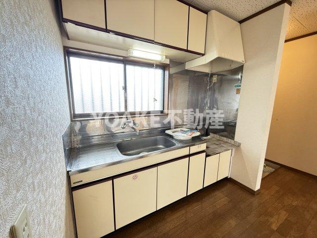 海老名市東柏ケ谷１丁目のアパートのキッチン|画像はリフォーム・クリーニング前のものです。現況優先。