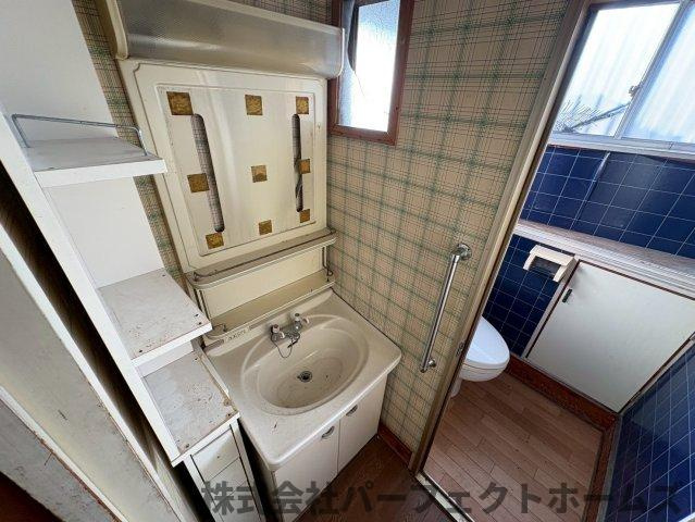 養父丘2丁目戸建の独立洗面台|独立洗面台、朝の身支度には欠かせません