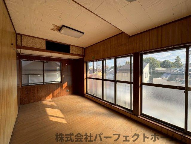 養父丘2丁目戸建の洋室|広々とした洋室です