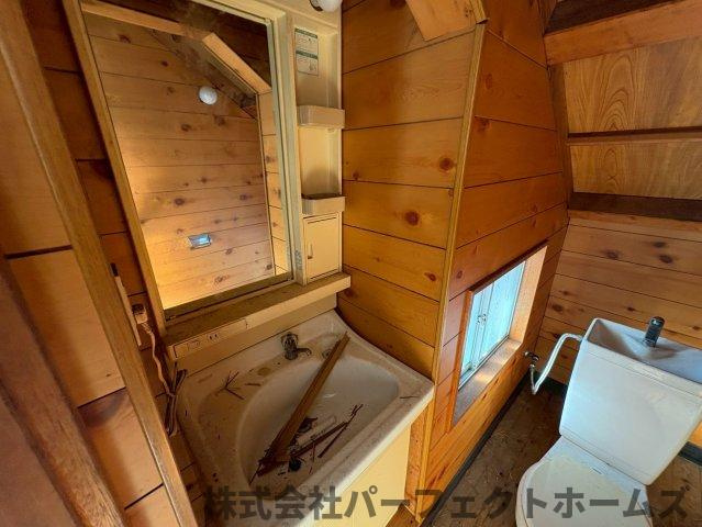 養父丘2丁目戸建の独立洗面台|朝の身支度には欠かせない独立洗面化粧台